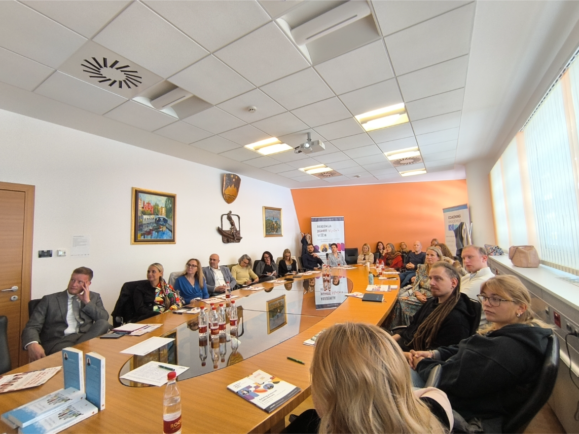 Udeleženci Akademije sodobnega vodenja pri NLP Center trenirajo sodobne vodstvene veščine pod mentorstvom Gabra Marolta na praktični delavnici za razvoj vodij.