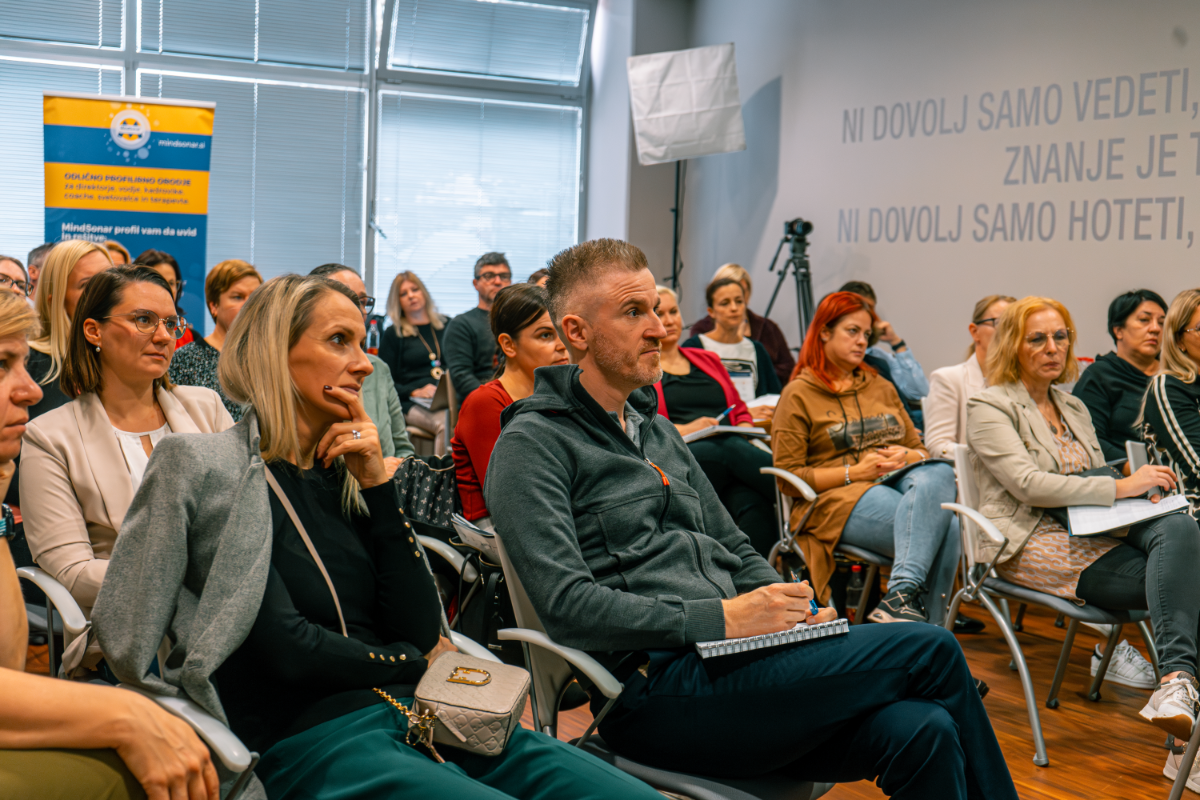 poraba sodobnih digitalnih sistemov, AI in optimizacija poslovanja